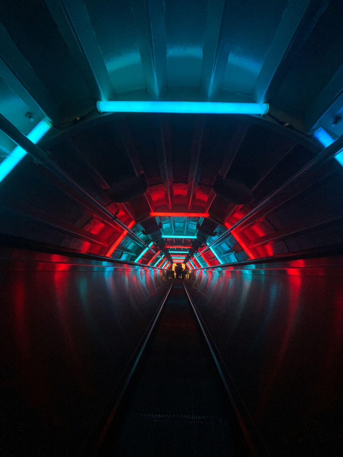 Tunnel de néons rouges et bleus — identité visuelle